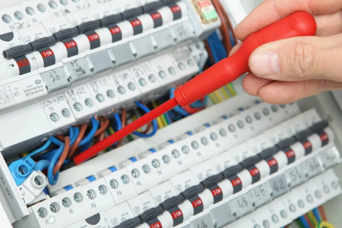 Installer une borne de recharge à domicile : aides et étapes